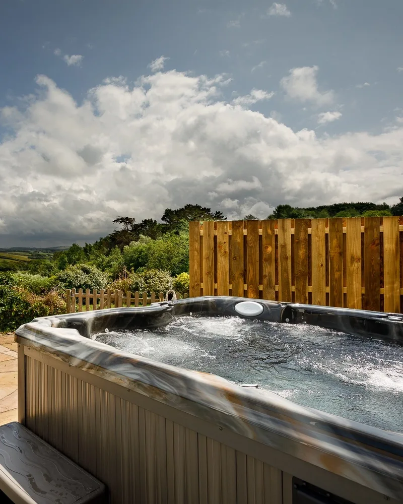 Romantic breaks at Whalesborough — couples cottages, private hot tubs, spa treatments and lakeside estate dining